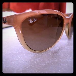 Ray-ban woman’s sunglasses 🕶 peach 🍑